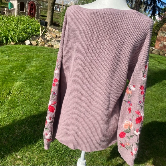 ❌sold mercari❌ American eagle mauve sweater embroidered flowers sleeves V neck - Picture 8 of 9